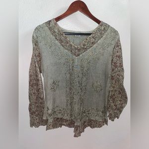 Women’s top, size large